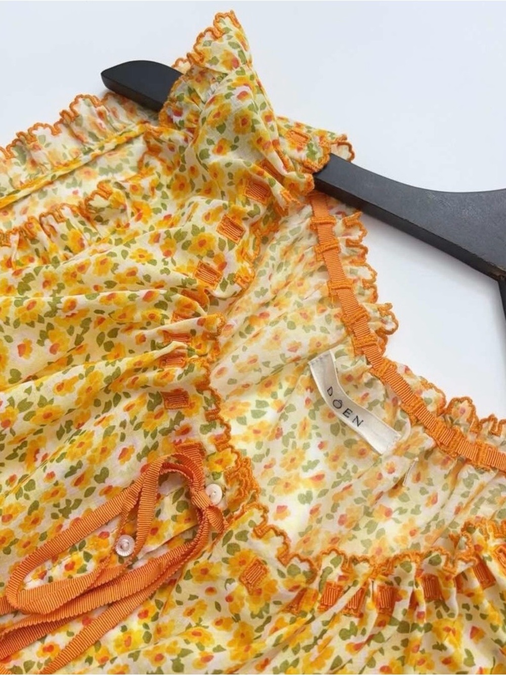 Doen Traveler Top in the pattern “Clementine Daisy Field”